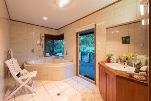 凯里凯里匹克塔拉旅舍的带浴缸和盥洗盆的浴室