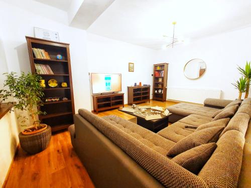奥尔绍瓦Holiday Home ESKU的客厅配有沙发和桌子