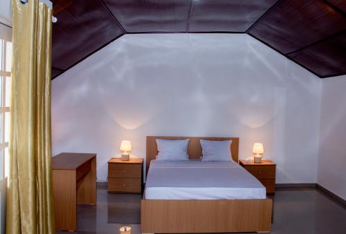 普拉亚Plateau Bedroom & Chambre - Praia Center 1的一间卧室配有一张带2个床头柜的大床