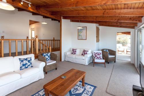 哈海Hahei Views的客厅配有白色家具和木制天花板