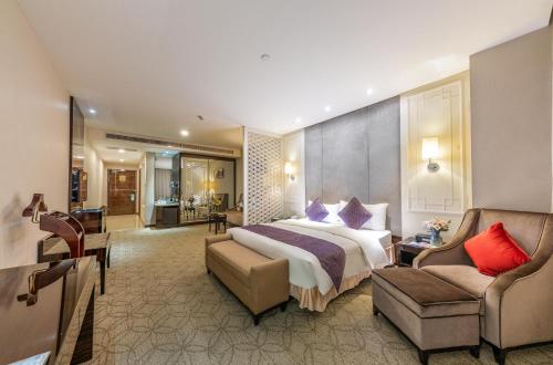 武汉武汉帝盛酒店的配有一张床和一把椅子的酒店客房