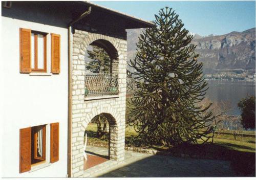 格里安泰卡德纳比亚尼可罗别墅酒店的松树旁带阳台的建筑