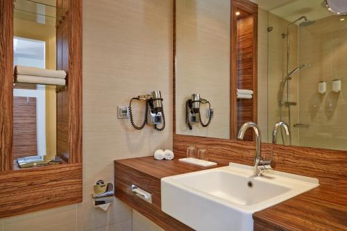 吕贝克吕贝克H + 酒店的一间带水槽和镜子的浴室