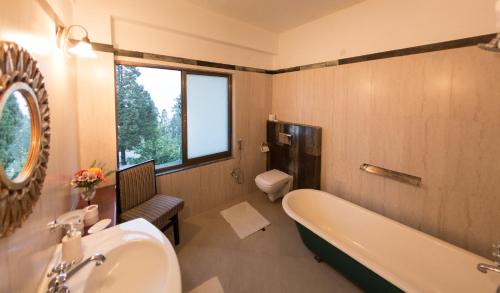 Mirik索莱尼茶庄旅馆的带浴缸、盥洗盆和卫生间的浴室