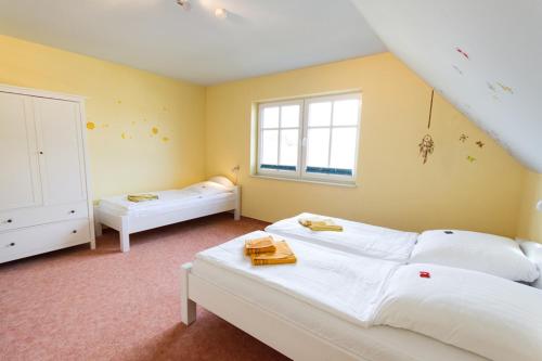 岑平Ferienhaus Iris的一间卧室设有两张床和窗户。