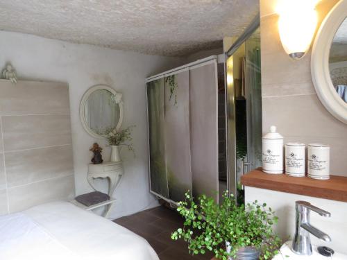 FirgasLa cueva de Ángel B&B的浴室设有床、水槽和镜子
