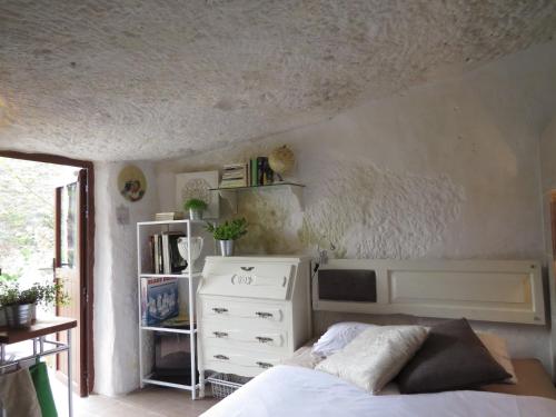 FirgasLa cueva de Ángel B&B的一间卧室配有床和白色梳妆台