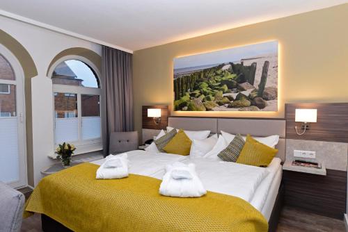 韦斯特兰塞尔特尔霍夫酒店的一间卧室配有一张大床和毛巾
