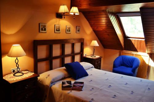 艾里拉瓦尔埃尔塔特公寓式酒店的一间卧室配有一张床和一张蓝色椅子