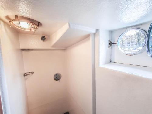 阿姆斯特丹Amsterdam Hotelboat的带淋浴的浴室和窗户。