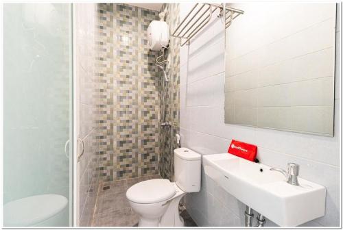 RedDoorz Plus @ Centrium Katamso Medan的一间浴室