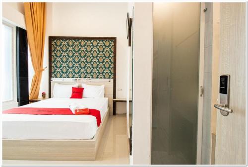 RedDoorz Plus @ Centrium Katamso Medan客房内的一张或多张床位