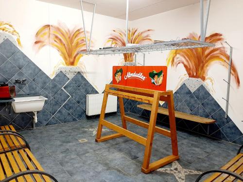 克查赫盖尔伯格霍荷酒店的一间带水槽和木凳的浴室