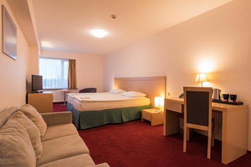 里加Riga Islande Hotel with FREE Parking的酒店客房,配有床和沙发