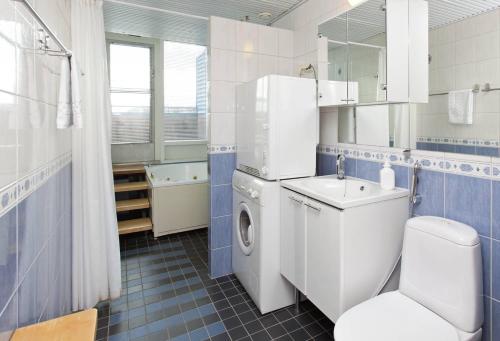 坦佩雷Holiday Club Tampereen Kehräämö Apartments的浴室配有白色冰箱、水槽和卫生间