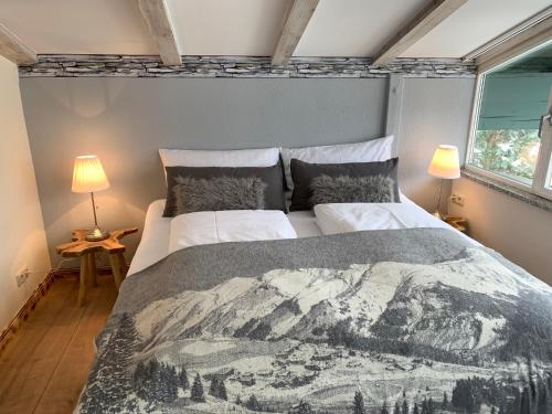 上柯尼希山麓米尔巴赫Apartment Lausbuam的一间卧室配有一张大床和两盏灯。