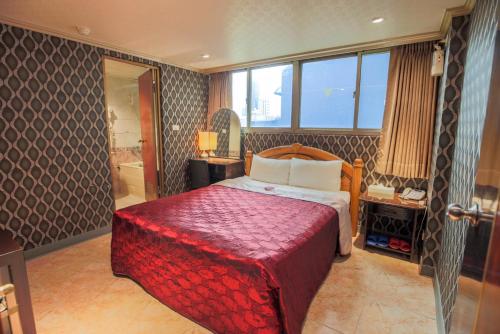 台北百悅旅社的一间酒店客房 - 带一张床和一间浴室