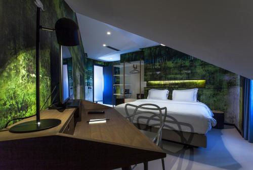 里斯本Hotel Pateo - Lisbon Lounge Suites的酒店客房配有一张床、一张书桌
