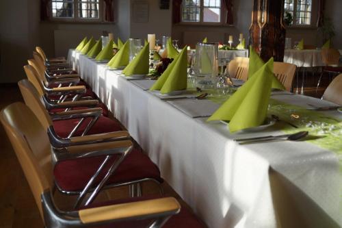 BehringenSchlosshotel am Hainich的上面有绿餐巾的桌子一排