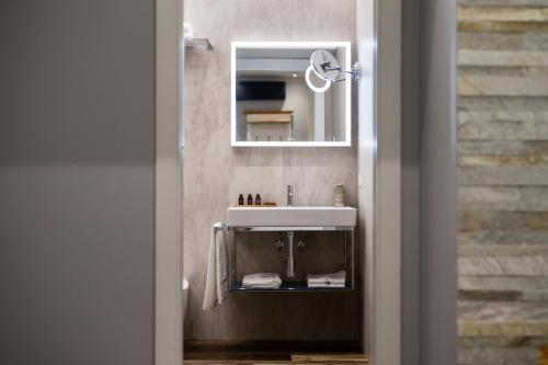 那不勒斯OGGI e DOMANI的一间带水槽和镜子的浴室