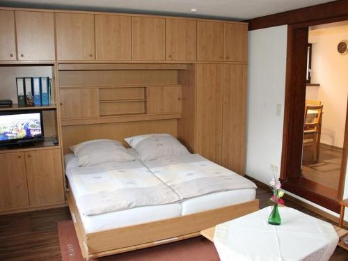 布尔Ferienwohnung Aschoff的一间带大床和电视的卧室