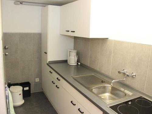 布尔Ferienwohnung Aschoff的厨房配有水槽和台面
