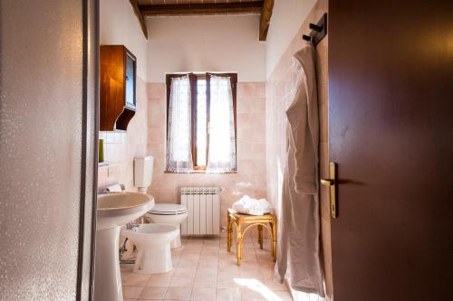 拉波拉诺泰尔梅BORGO MONTEMAGGIORE的一间带水槽和卫生间的浴室以及窗户。