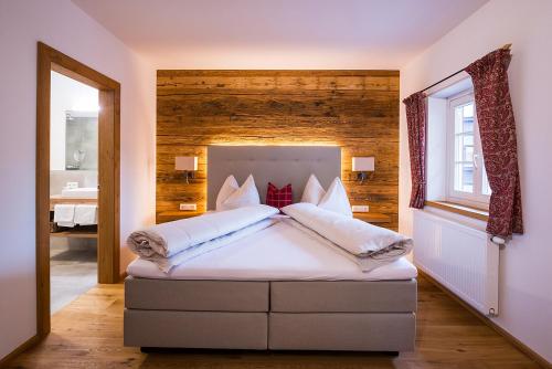 布里克斯莱格盖斯索夫赫恩豪斯旅馆的一间卧室设有一张带木墙的大床