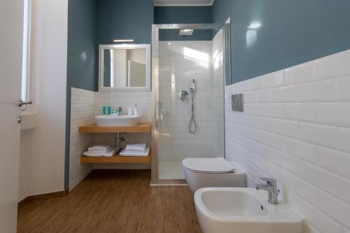 韦尔巴尼亚Aqualago casa vacanze apartment D的浴室配有卫生间、盥洗盆和淋浴。