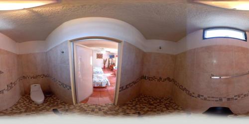 迪坡斯特兰Posada Cuallicochi的带镜子的客房内浴室设有卫生间