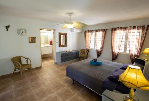 克拉伦代克Casa di Bon Bientu的卧室配有一张床和一张桌子及椅子