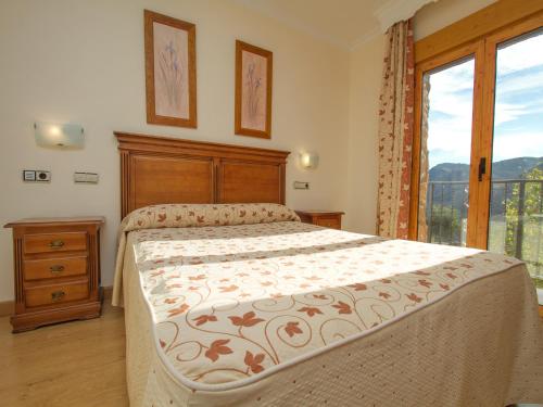 圭哈尔谢拉拉海吉尔拉酒店的一间卧室设有一张大床和一个窗户。