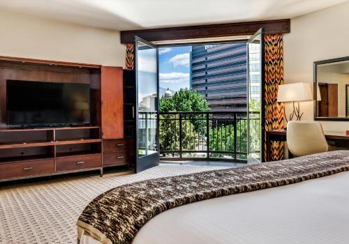 博伊西博伊西43号酒店的酒店的客房 - 带一张床、一台电视和一个阳台