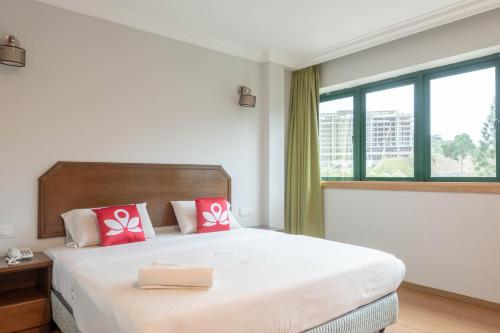 丹那拉打Hotel Rose Crest Hill的一间卧室配有一张带红色枕头的大床