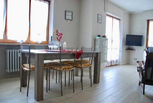 圣文森特Il Ponte的一间带木桌和椅子的用餐室