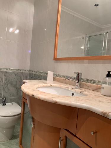 萨里亚Oktheway San Eufrasio的一间带水槽、卫生间和镜子的浴室