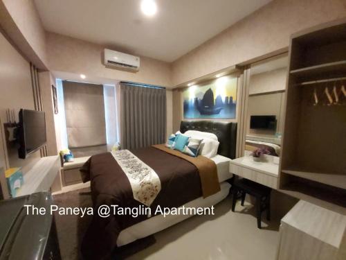 泗水The Paneya @Tanglin Apartment的一间酒店客房 - 带一张床和一间浴室