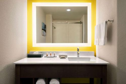 克洛维斯La Quinta by Wyndham Clovis CA的一间带水槽和镜子的浴室