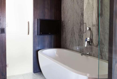 弗朗西亚艾斯普兰德广场酒店的一间浴室