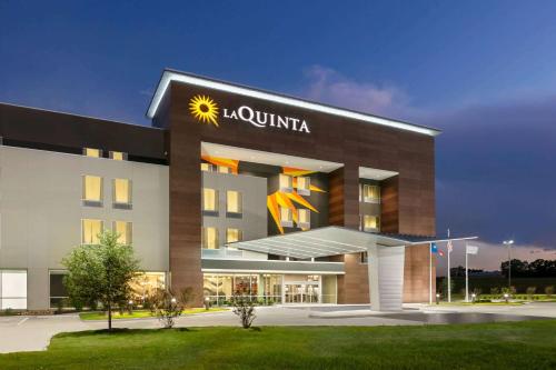 大学城La Quinta Inn & Suites by Wyndham College Station North的建筑前方有太阳星标的建筑