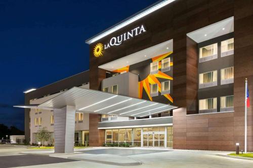 大学城La Quinta Inn & Suites by Wyndham College Station North的上面标有标志的酒店大楼