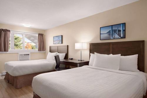萨蒙阿姆萨蒙阿姆旅程住宿酒店的酒店客房配有两张床和一张书桌