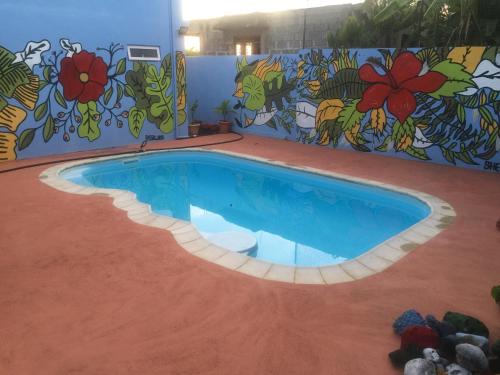 CalodyneBob Apartments的墙上挂有壁画的游泳池