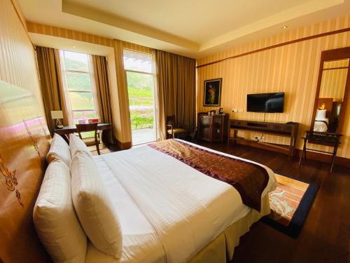 普特拉贾亚PULSE GRANDE Hotel Putrajaya的酒店客房设有一张大床和一台电视。