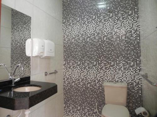 Colinas Do SulPlaneta Hotel的一间带卫生间和水槽的浴室