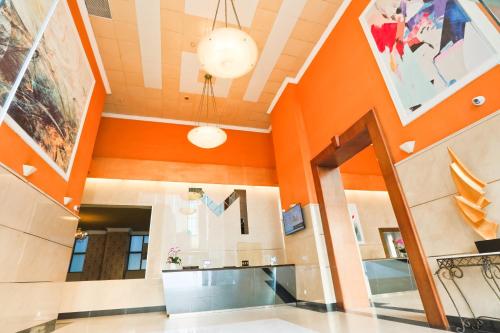 上海华美国际酒店的走廊上设有橙色墙壁和天花板