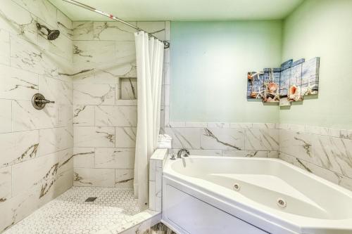 格尔夫海岸San Carlos #1808的白色的浴室设有浴缸和淋浴。