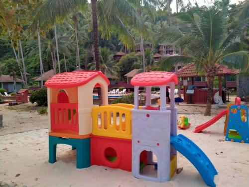 奈岛乃岛度假酒店的海滩上带游乐场的游戏