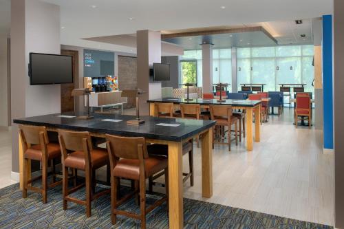 Holiday Inn Express & Suites Kingsland I-95-Naval Base Area, an IHG Hotel酒廊或酒吧区