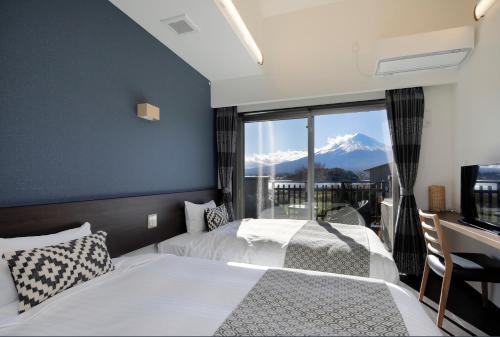 富士河口湖河口湖城市度假别墅的山景卧室内的两张床